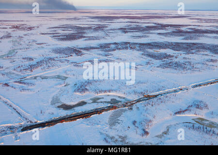 Bagger graben den Graben für Einstellung Gas Pipeline, Bird's Eye View Stockfoto