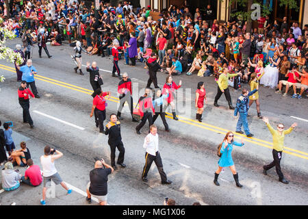 Die Menschen gekleidet in Star Trek Kostüme Wave in der Masse der Zuschauer, wie sie in der jährlichen Dragon Con Parade am September 3, 2016 in Atlanta, GA. Stockfoto