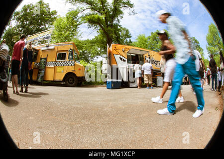 Menschen Bewegungsunschärfe in einem Circular Fisheye Szene als sie letzten Food Trucks im Grant Park in der Food-O-Rama am 16. April 2016 in Atlanta, GA. Stockfoto