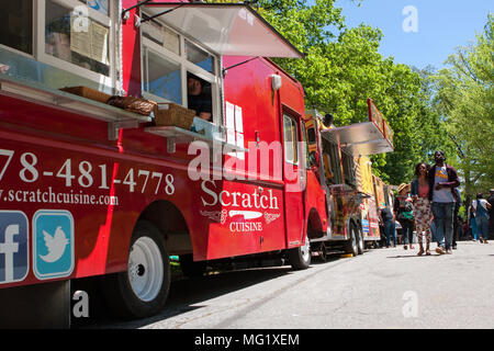 Leute unter 30 Food Trucks in Grant Park gesäumt in der Food-o-rama Festival am 16. April 2016 in Atlanta, GA. Stockfoto