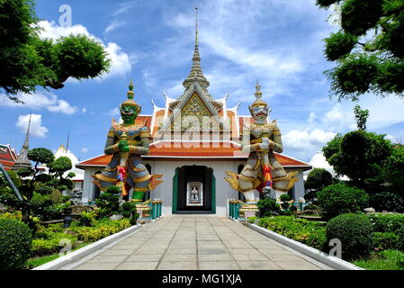 Alte Hüterin Riesen Vor Wat Arun, Bangkok Thailand. (Tonal Contrast Stil) Stockfoto