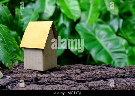 Pappe Haus im Garten gelegen. Stockfoto