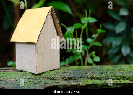 Pappe Haus im Garten. Stockfoto