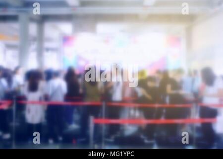 Verschwommenes Bild von Menschen, die in Linie mit Licht austreten. Stockfoto