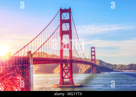 Malerischer Blick auf die Golden Gate Bridge in San Francisco, Kalifornien, während am frühen Abend Sonnenuntergang mit absichtlichen Lens Flare. Die Brücke ist eine Sehenswürdigkeit Stockfoto