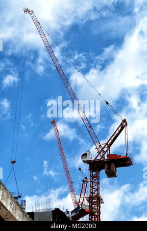 Crane (Machine) mit Sky und Cloud Hintergrund. Stockfoto