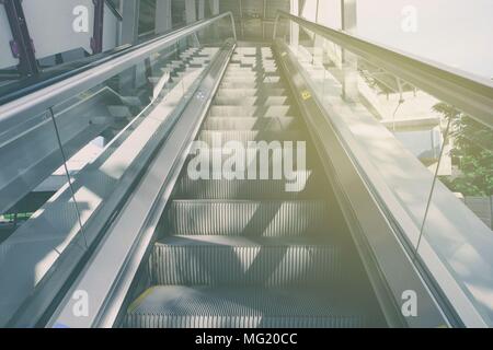 Rolltreppe mit Licht austreten. (Übersetzung auf Zeichen ist hier nicht stehen). Stockfoto