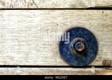 Rostige Schraube auf Holz. Stockfoto