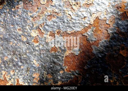 Lichtstrahl auf Rostiges Metall Hintergrund. Stockfoto