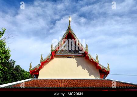 Thai Tempel Dach mit blauem Himmel. Stockfoto