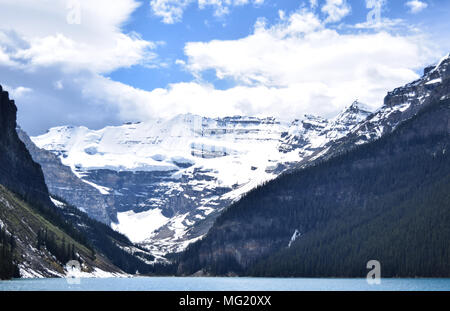 Die majestätischen Kanadischen Rockies Turm über die atemberaubende Küste von Lake Louise, Alberta Stockfoto