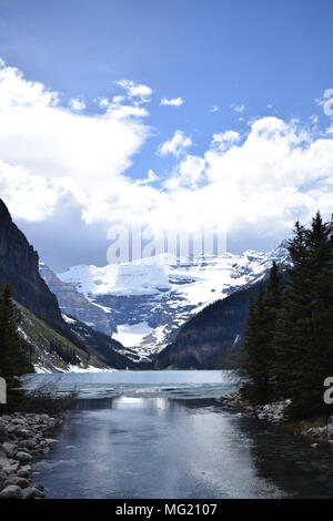 Die majestätischen Kanadischen Rockies Turm über den schönen Gewässern von Lake Louise, Alberta auf einen späten Frühling Tag. Stockfoto