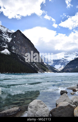 Die majestätischen Kanadischen Rockies Turm über den schönen Gewässern von Lake Louise, Alberta auf einen späten Frühling Tag. Stockfoto