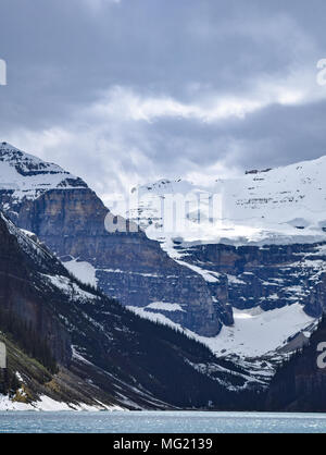 Die majestätischen Kanadischen Rockies Turm über die atemberaubende Küste von Lake Louise, Alberta Stockfoto