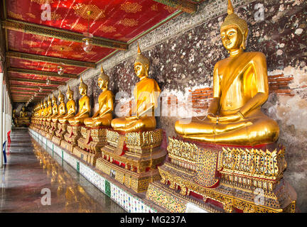 Bangkok, Thailand - 20 Jan, 2016: Reihen von Buddha Bilder rund um Wat Suthat Thep Wararam buddhistische Tempel auf Jan 7,2016 in Bangkok, Thailand. Stockfoto