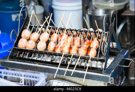 Gegrillte thailändische Würstchen auf der Straße in Bangkok, Thailand. Stockfoto