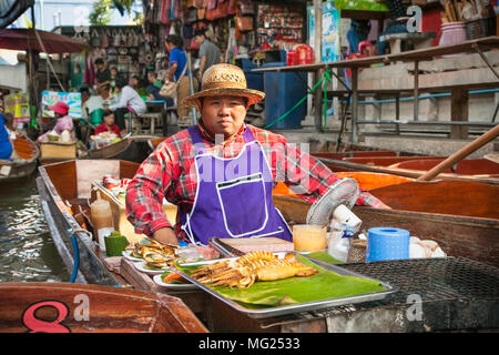 RATCHABURI, THAILAND - Jan 21, 2016: Schwimmende Märkte am 21.Januar in Damnoen Saduak 2016, Provinz Ratchaburi, Thailand. Bis vor kurzem, das Hauptformular Stockfoto