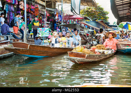 RATCHABURI, THAILAND - Jan 21, 2016: Schwimmende Märkte am 21.Januar in Damnoen Saduak 2016, Provinz Ratchaburi, Thailand. Bis vor kurzem, das Hauptformular Stockfoto