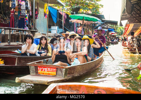 RATCHABURI, THAILAND - Jan 21, 2016: Schwimmende Märkte am 21.Januar in Damnoen Saduak 2016, Provinz Ratchaburi, Thailand. Bis vor kurzem, das Hauptformular Stockfoto