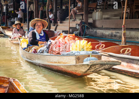 RATCHABURI, THAILAND - Jan 21, 2016: Schwimmende Märkte am 21.Januar in Damnoen Saduak 2016, Provinz Ratchaburi, Thailand. Bis vor kurzem, das Hauptformular Stockfoto