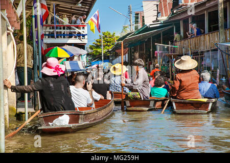 RATCHABURI, THAILAND - Jan 21, 2016: Schwimmende Märkte am 21.Januar in Damnoen Saduak 2016, Provinz Ratchaburi, Thailand. Bis vor kurzem, das Hauptformular Stockfoto