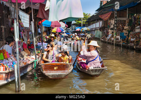 RATCHABURI, THAILAND - Jan 21, 2016: Schwimmende Märkte am 21.Januar in Damnoen Saduak 2016, Provinz Ratchaburi, Thailand. Bis vor kurzem, das Hauptformular Stockfoto