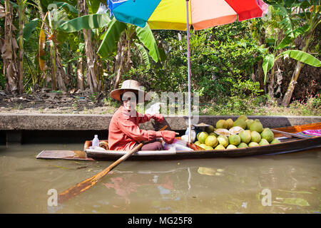 RATCHABURI, THAILAND - Jan 21, 2016: Schwimmende Märkte am 21.Januar in Damnoen Saduak 2016, Provinz Ratchaburi, Thailand. Bis vor kurzem, das Hauptformular Stockfoto