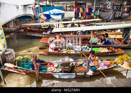 RATCHABURI, THAILAND - Jan 21, 2016: Schwimmende Märkte am 21.Januar in Damnoen Saduak 2016, Provinz Ratchaburi, Thailand. Bis vor kurzem, das Hauptformular Stockfoto