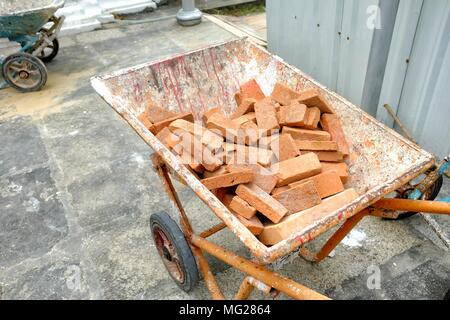 Ziegel in der Schubkarre. Stockfoto