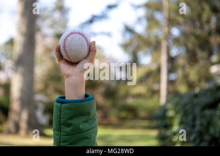 Kinder hand Baseball in der Unschärfe im Hintergrund Stockfoto