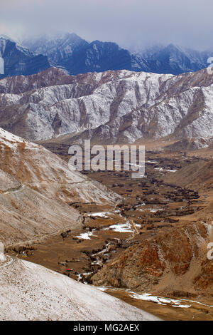 Indus Tal und gefrorene Straße nach Chang La, Ladakh, Jammu und Kaschmir Stockfoto