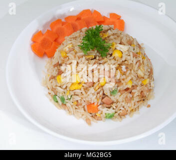 Gebratener Reis. Teil einer Serie von neun asiatischen Speisen. Stockfoto