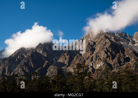 Schneeberg und Cloud Landschaftsansicht bei Lachung, klare Wetter blauen Himmel Tag Zeit, Sikkim, Indien Stockfoto