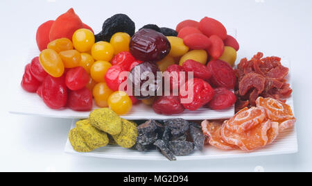 Getrocknete Früchte isoliert auf weißem Stockfoto