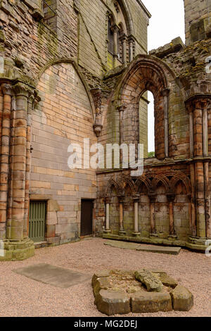 Ruinen der Holyrood Abbey in der Nähe der Palast von Holyroodhouse, die offizielle Residenz des britischen Monarchen in Schottland Stockfoto