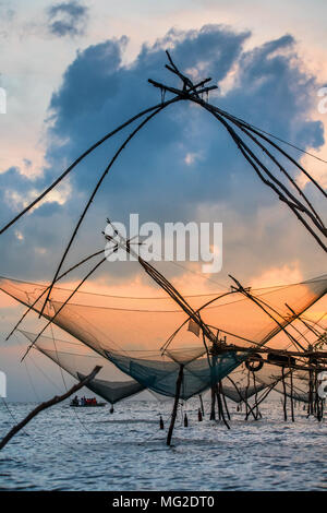 Yokyor ist im alten Stil für die Fischerei der Thais in Pak-Pra-Dorf, silhouette Objekt, sunrise Moment in Phatthalung, Thailand. Stockfoto