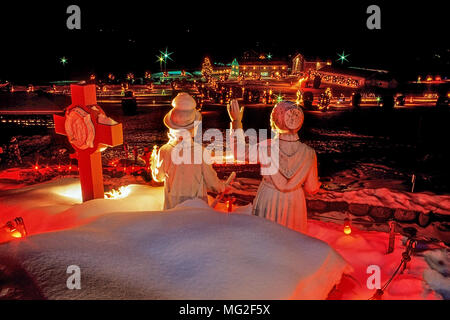 Figuren mit religiösen Themen bei der jährlichen Weihnachtsbeleuchtung und Anzeige im Heiligtum Unserer Lady-La Salette in Enfield, NH, USA. Stockfoto