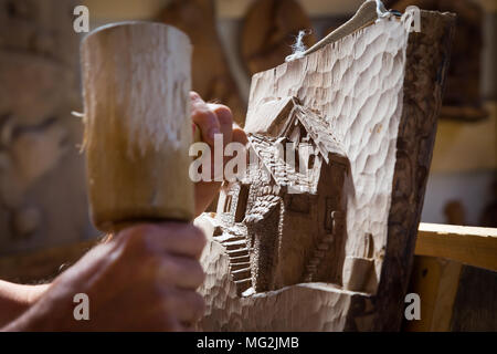 Detail der kaukasischen mittleren Alters sculteur Arbeiten auf Holz, Tageslicht Stockfoto