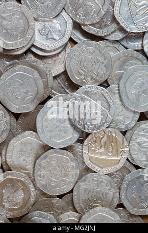 Ein Haufen von Britischen 20 Pence Stücke/Münzen Stockfoto