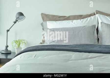 Graue Farbschema Betten in modern Classic Style Schlafzimmer Stockfoto