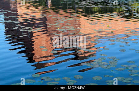 Mittelalterliche Burg auf dem Wasser widerspiegeln Stockfoto