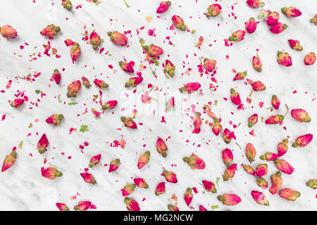 Rose getrocknete Blumen auf hellgrauem Marmor Hintergrund. Stockfoto