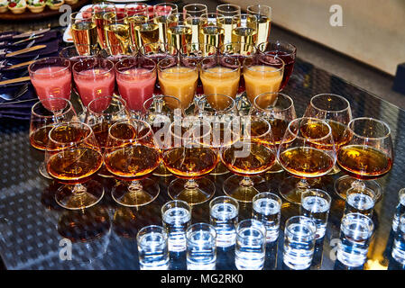 Alkoholische Getränke auf dem Buffet Stockfoto