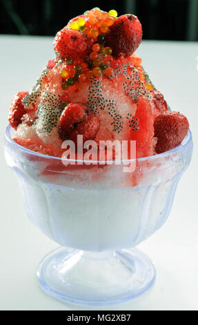 Erdbeere im Eis. Ein Dessert aus Erdbeere und süßen Stockfoto