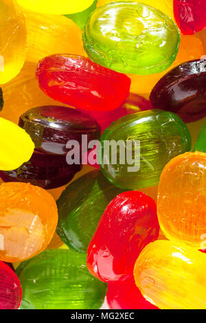 Schließen Sie einen Hintergrund aus bunten Süßigkeiten Zucker Süßigkeiten. Sortiment Bonbons anzeigen Stockfoto