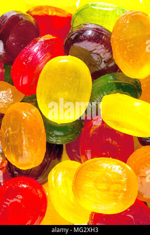 Schließen Sie einen Hintergrund aus bunten Süßigkeiten Zucker Süßigkeiten. Sortiment Bonbons anzeigen Stockfoto