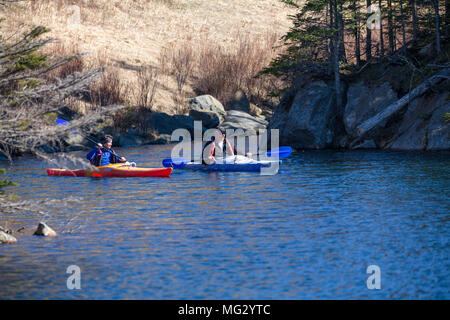 Kajakfahren auf Beaver Teich an Löser Kerbe neben Rt. 112, Kancamagus Highway, in den White Mountains von New Hampshire in Woodstock. Stockfoto