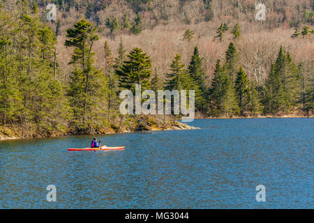 Kajakfahren auf Beaver Teich an Löser Kerbe neben Rt befindet. 112, Kancamagus Highway, in den White Mountains von New Hampshire in Woodstock. Stockfoto