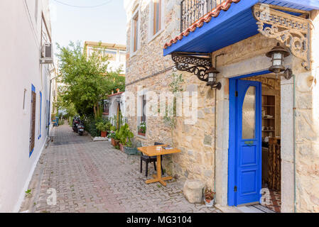 Die engen Gassen von Bodrum mit Cafe, Tisch und Stühlen in Bodrum, Türkei. Am 23. August 2017. Stockfoto