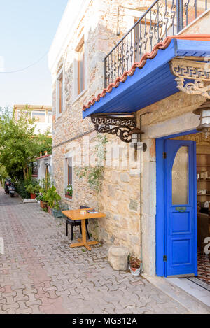 Die engen Gassen von Bodrum mit Cafe, Tisch und Stühlen in Bodrum, Türkei. Am 23. August 2017. Stockfoto